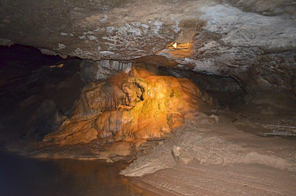 Cave in bowling green, kentucky